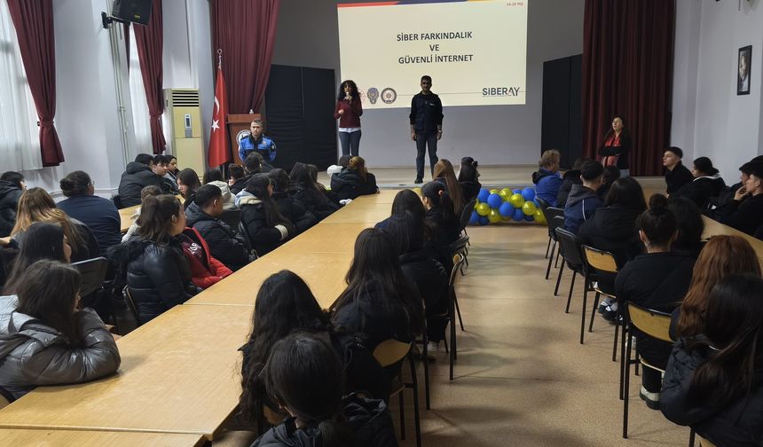 Siber zorbalığa polis kalkanı: Gençlere dijital dünyanın şifrelerini anlattılar