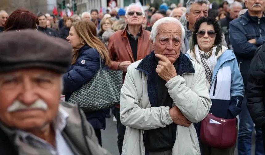 Komşuda emekliler sokağa indi