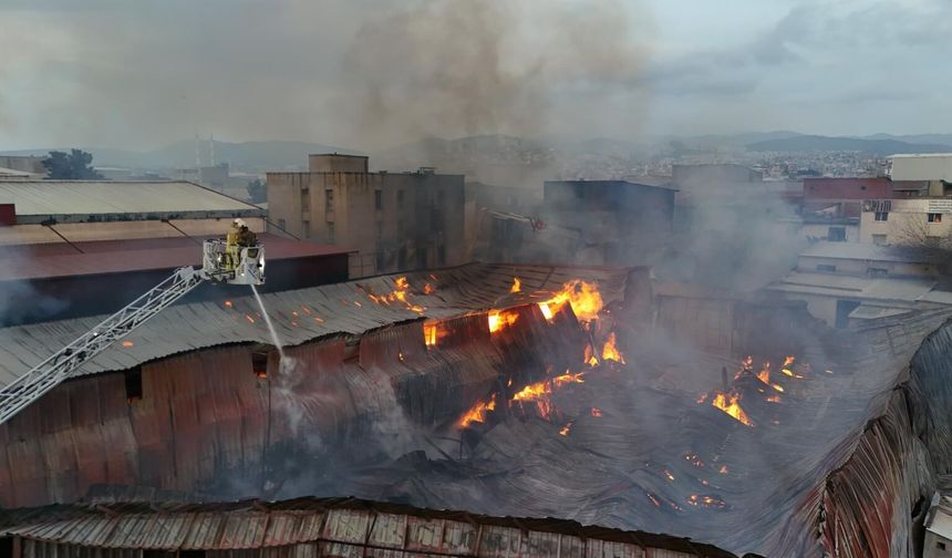 Buca’daki yangında Büyükşehir itfaiyesinin zamanla yarışı