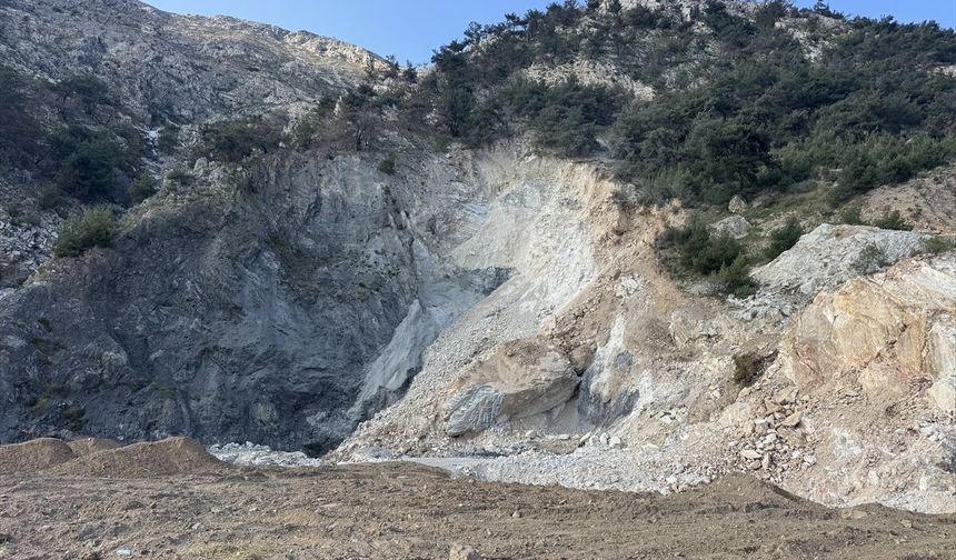Söke’de Korkutan Toprak Kayması