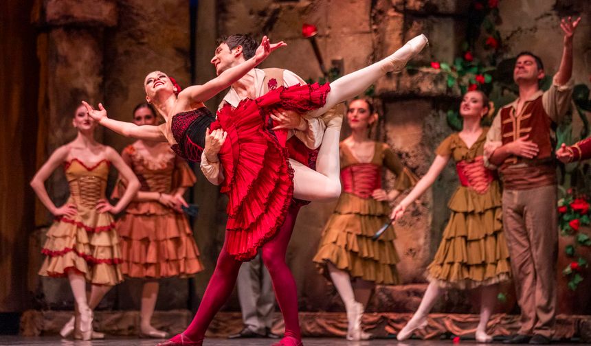 İzmir'de görkemli prömiyer gecesi