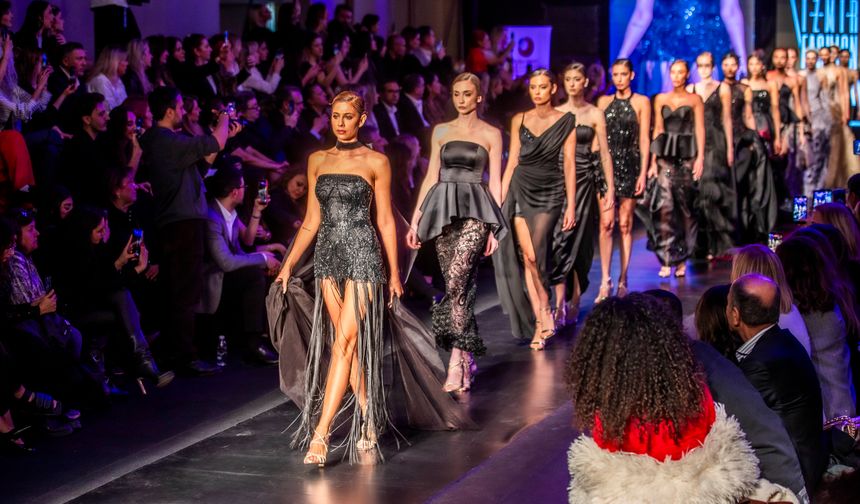 İzmir'de Moda Haftası'nda eğitime destek defilesi