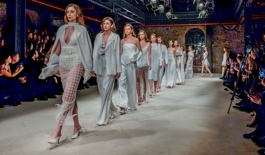 Modacı Nazlı Terzioğlu’ndan görkemli defile