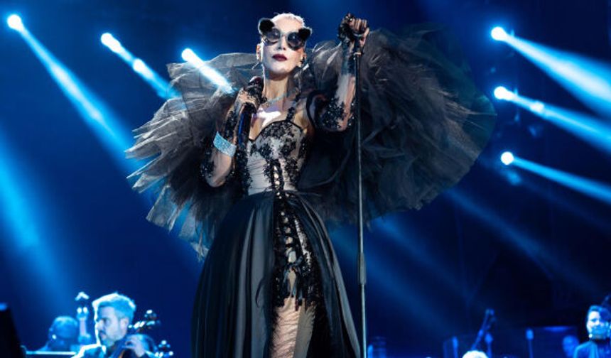 Hande Yener’den Sezen Aksu’ya vefa konseri