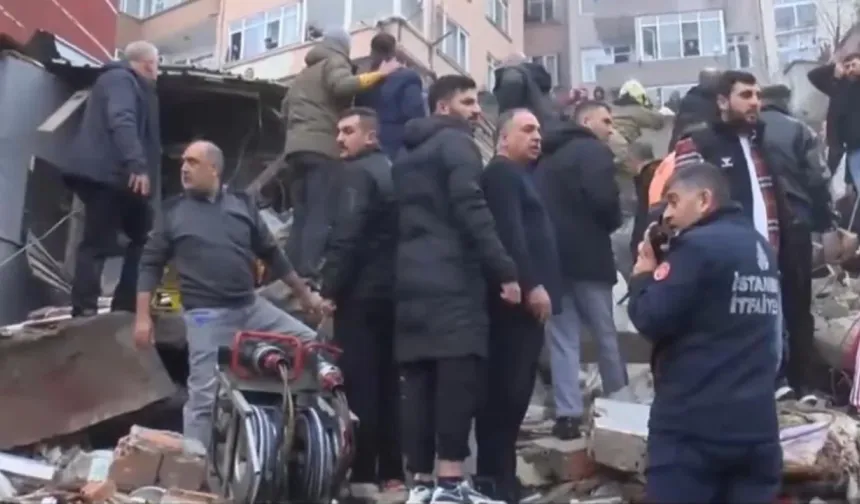 Fatih’te korku dolu anlar: İki bina çöktü, enkazdan bir kişi sağ çıkarıldı