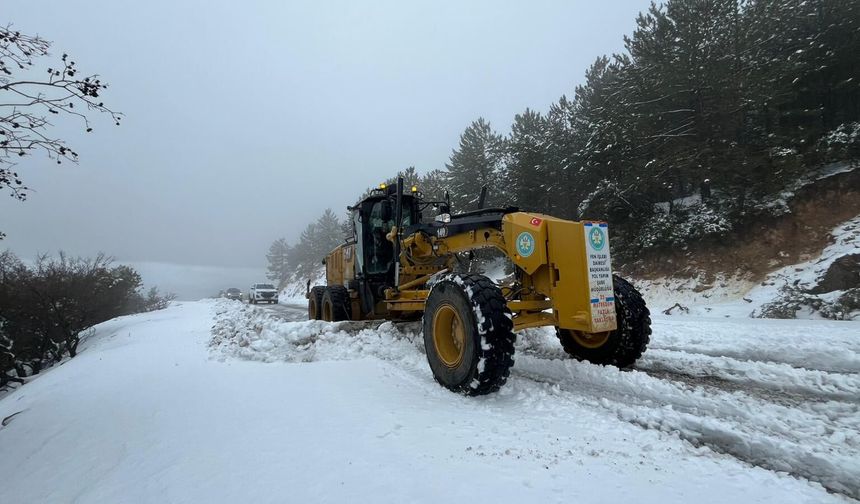 Spil Dağı’nda kar mesaisi: Manisa’da bayramda yollar açık tutuldu