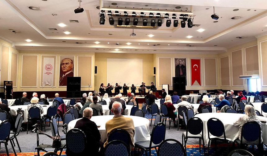 Üniversiteli müzisyenlerden 'çınarlara' klasik müzik ziyafeti