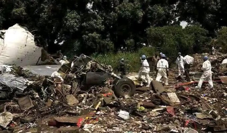 Yolcu uçağı düştü: 14 ölü