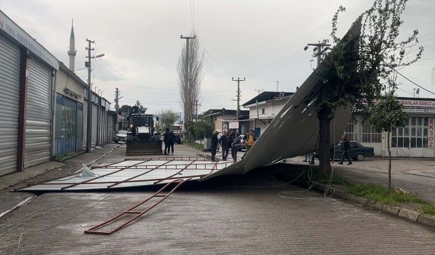 İncirliova’da fırtına dehşeti: Sanayi sitesinde dev çatı kağıt gibi uçtu