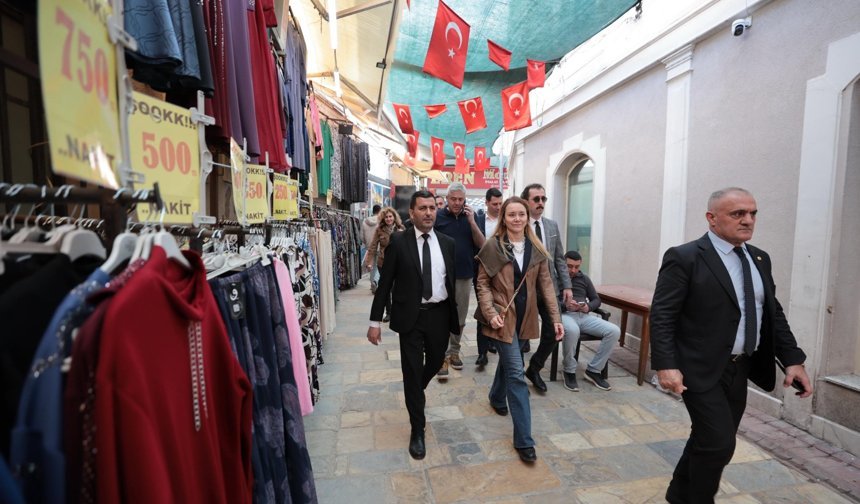 Başkan Mutlu’dan Kemeraltı turu: Ruhsat indirimi esnafa nefes aldırdı