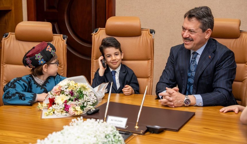 İzmir Adliyesi'nde 23 Nisan coşkusu