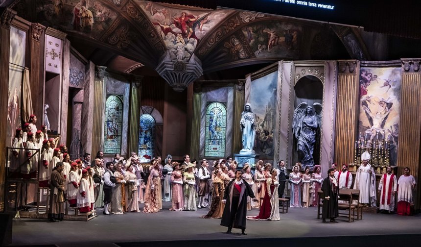Tosca operası İzmir'de prömiyer yaptı