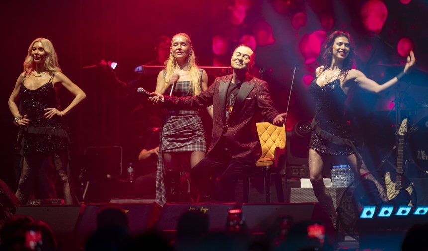 Serdar Ortaç hayranlarıyla İzmir’de buluştu