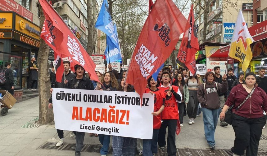 Liseliler güvenli eğitim için MEB'e yürüdü