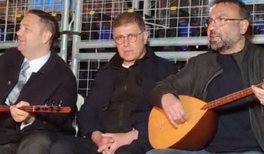 Meslek Fabrikası Direnişine sazlı destek