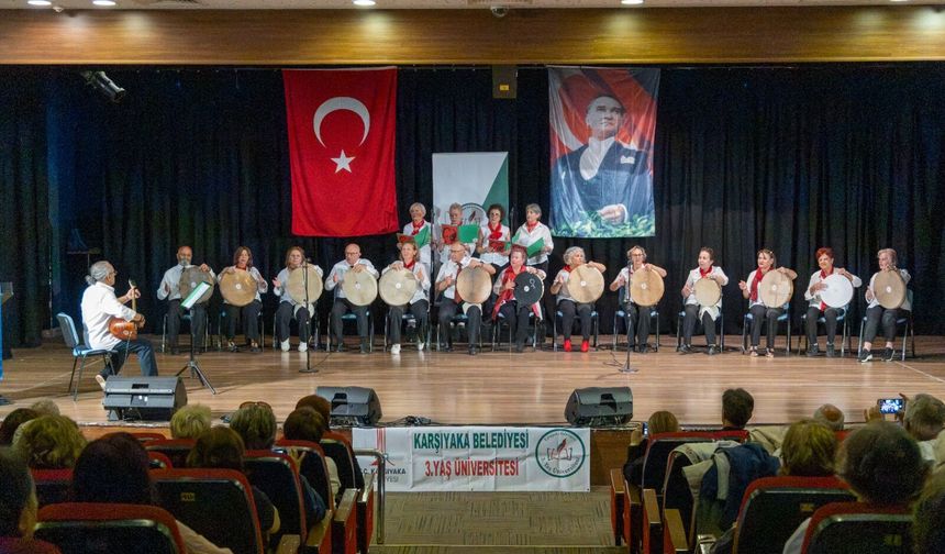 Karşıyaka 3. Yaş Üniversitesi’nde yıl sonu coşkusu