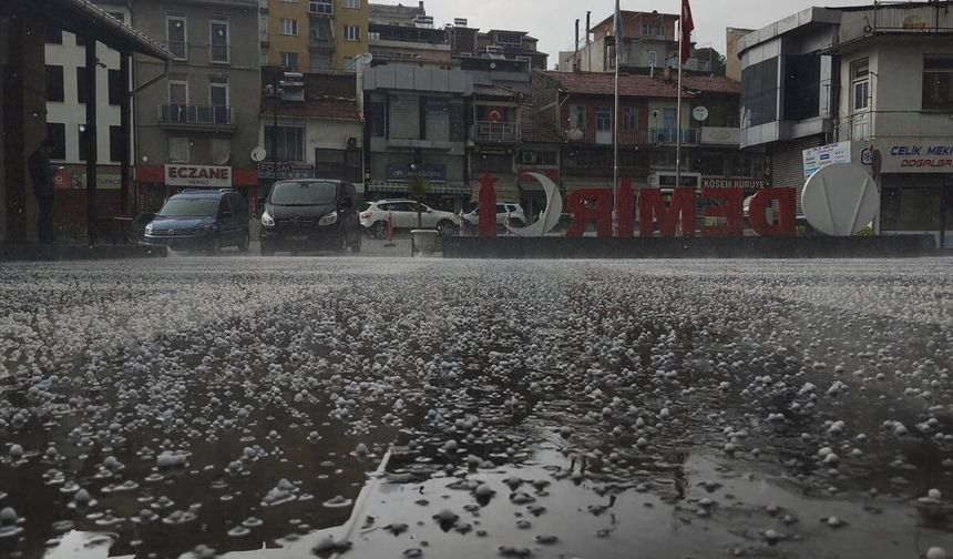 Manisa’yı sel aldı! Fırtına çatıları uçurdu, 4 hükümlü yaralandı