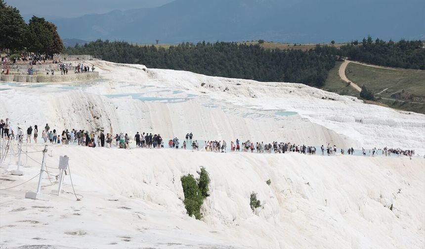 Beyaz cennette tarihi yoğunluk: Pamukkale’de adım atacak yer kalmadı