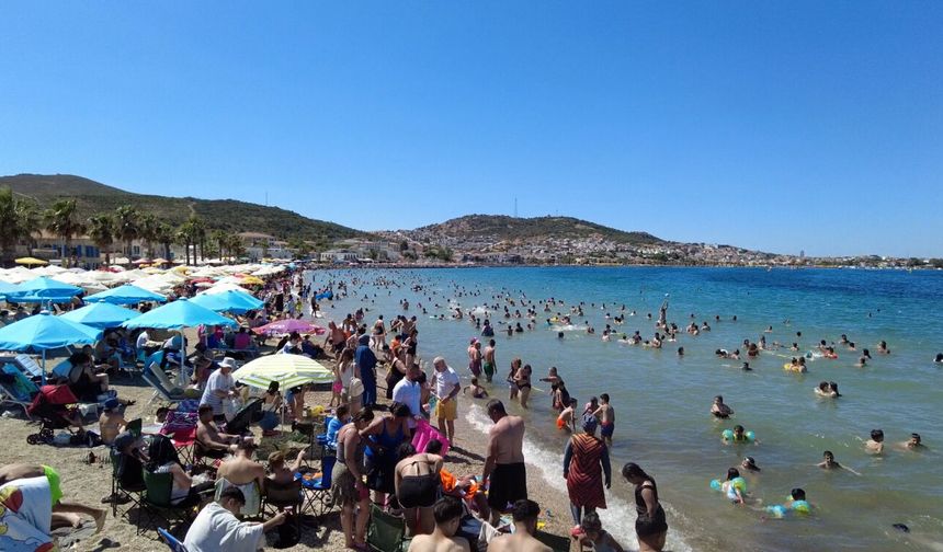 Bayramda Foça’ya ziyaretçi akını: Oteller doldu, sahiller taştı