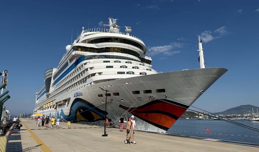 Bodrum limanında turist yoğunluğu: Dev kruvaziyer binlerce yolcusuyla demir attı