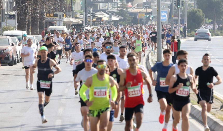 Karşıyaka’da Anneler Günü’nde Zübeyde Anne’ye koşuldu