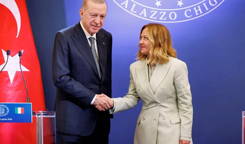 Erdoğan uyardı, Meloni sigarayı bıraktı