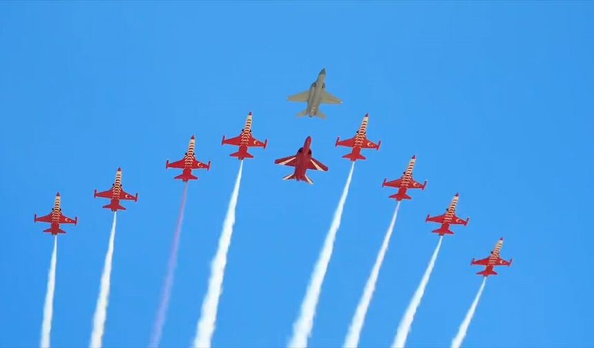 Yerli Jet HÜRJET ve Türk Yıldızları Göklerde Tarih Yazdı