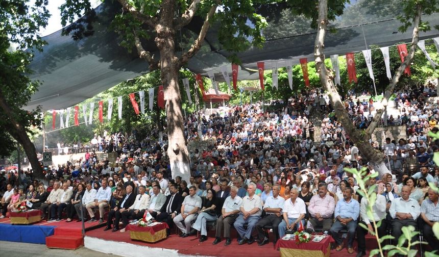 Ödemiş’in bereketli toprakları festivalle şenlendi: Bademli’de çifte gurur