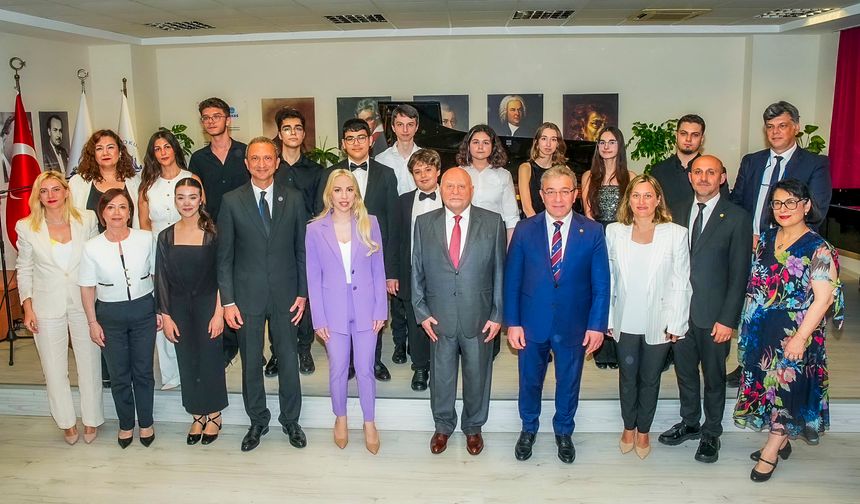 Arkas’tan DEÜ’ye dünya markası piyano bağışı