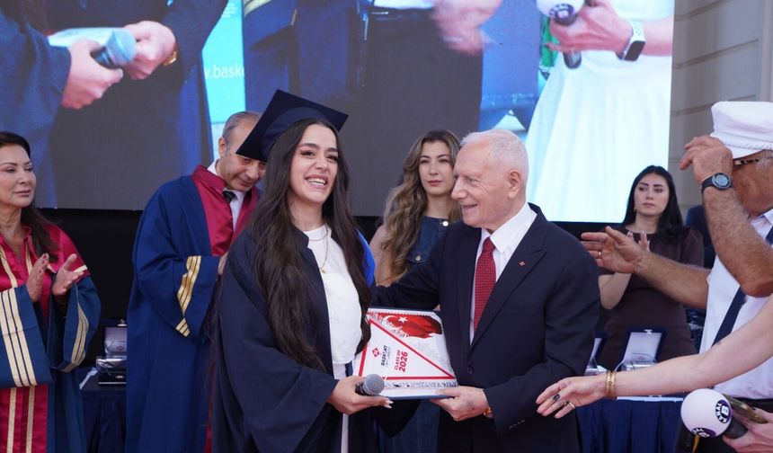 22 aylıkken hayata tutundu, 23 yıl sonra diplomasını hayatını kurtaran hekimin elinden aldı