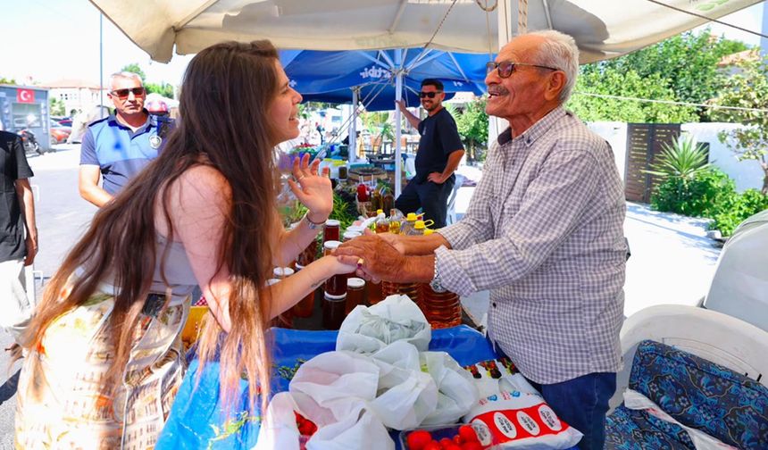 Başkan Denizli’den Alaçatı Pazarı’nda esnaf ve vatandaş buluşması
