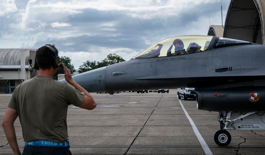 Yapay Zekâ Kontrollü F-16 Göğe Yükseldi