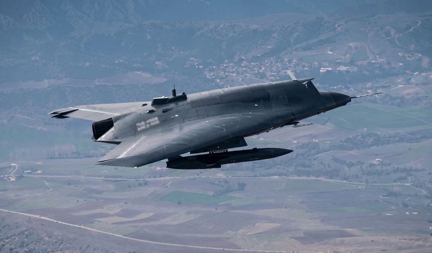 Radar Avcısı Süper Şimşek ANKA-III Kanatları Altında