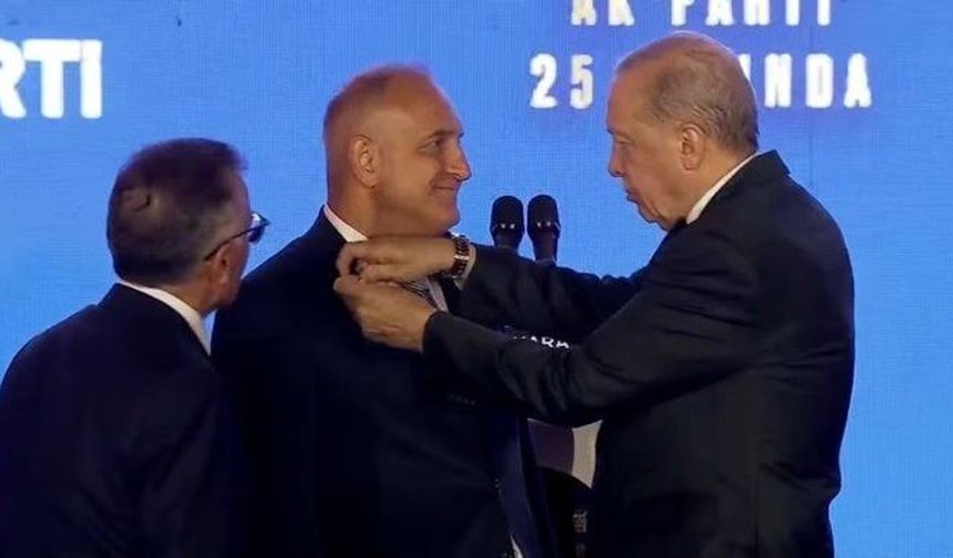 AK Parti’ye geçti, Öcalan paylaşımını sildi