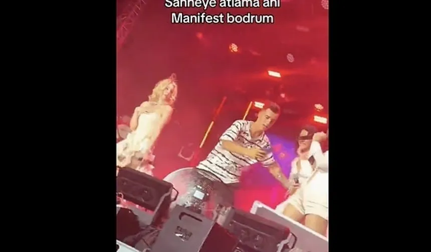 Manifest konserinde güvenliği aşıp sahneye fırladı!