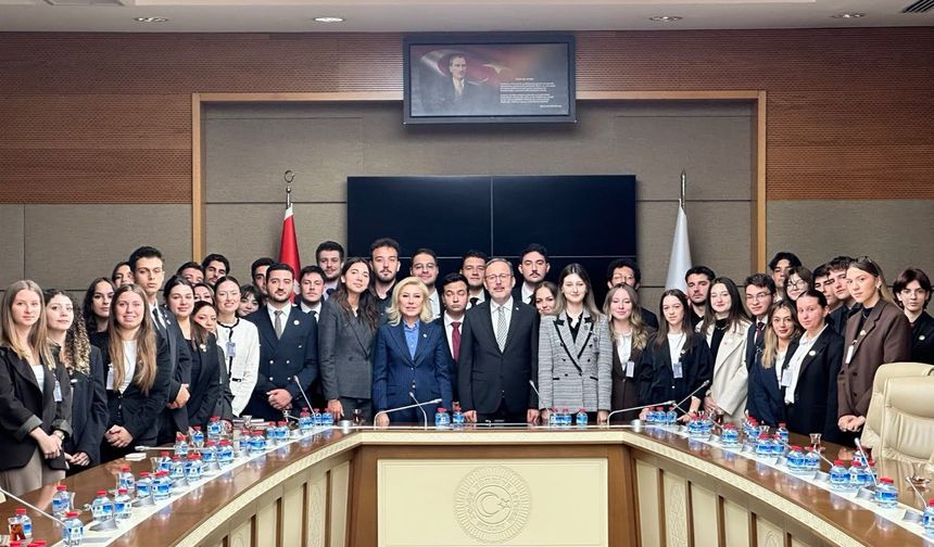 İzmir Ekonomi Üniversitesi Siyaset Platformu Kulübü’nden TBMM ziyareti