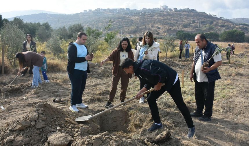 Kurabiye yaptılar, fidan diktiler: Menemen'de özel çocuklara renkli gün!