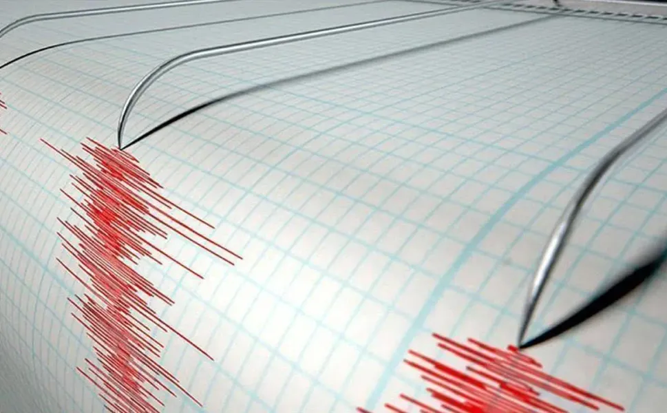 İzmir 4,5 büyüklüğünde deprem hissedildi!