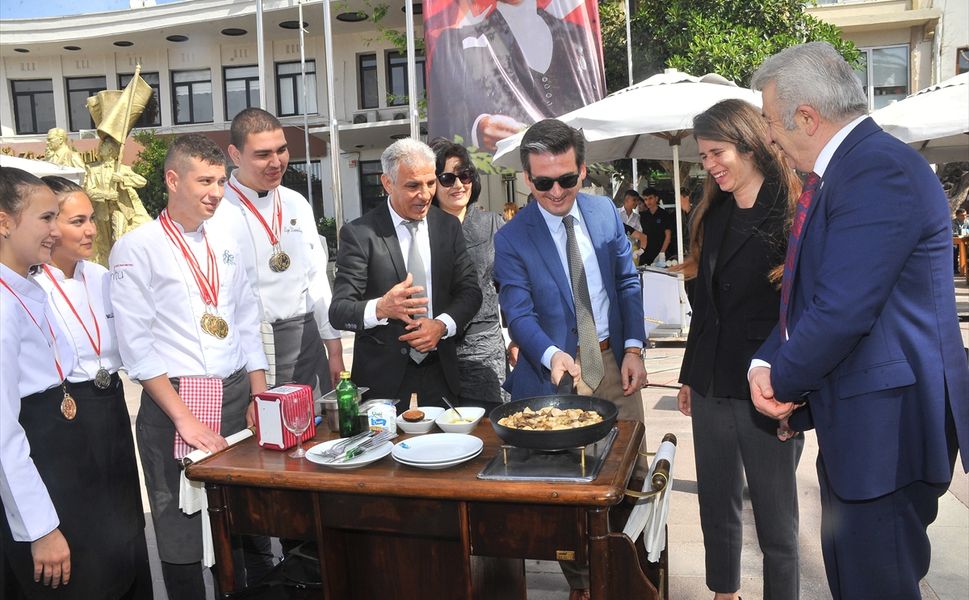 Çeşme'de Turizm Haftası için tören düzenlendi