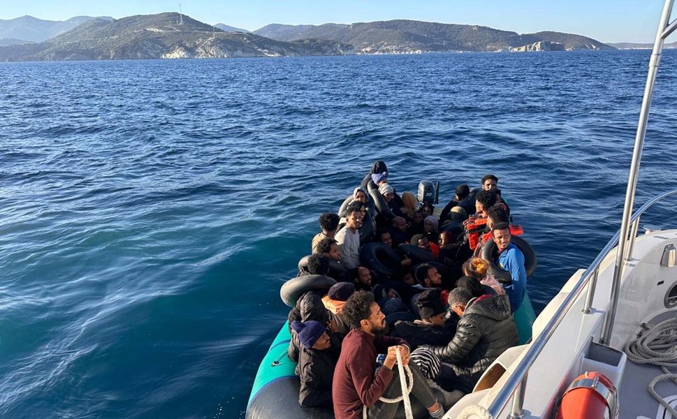 Foça'da altısı çocuk 57 kaçak göçmen yakalandı