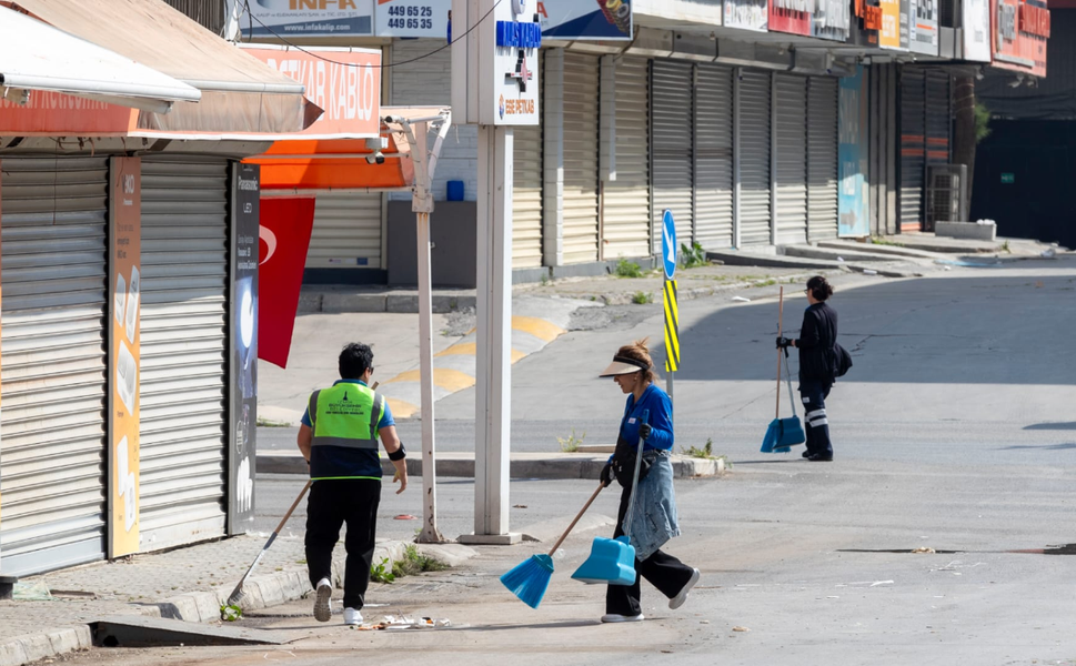 İzmir'de her gün 850 işçi sokakları temizliyor