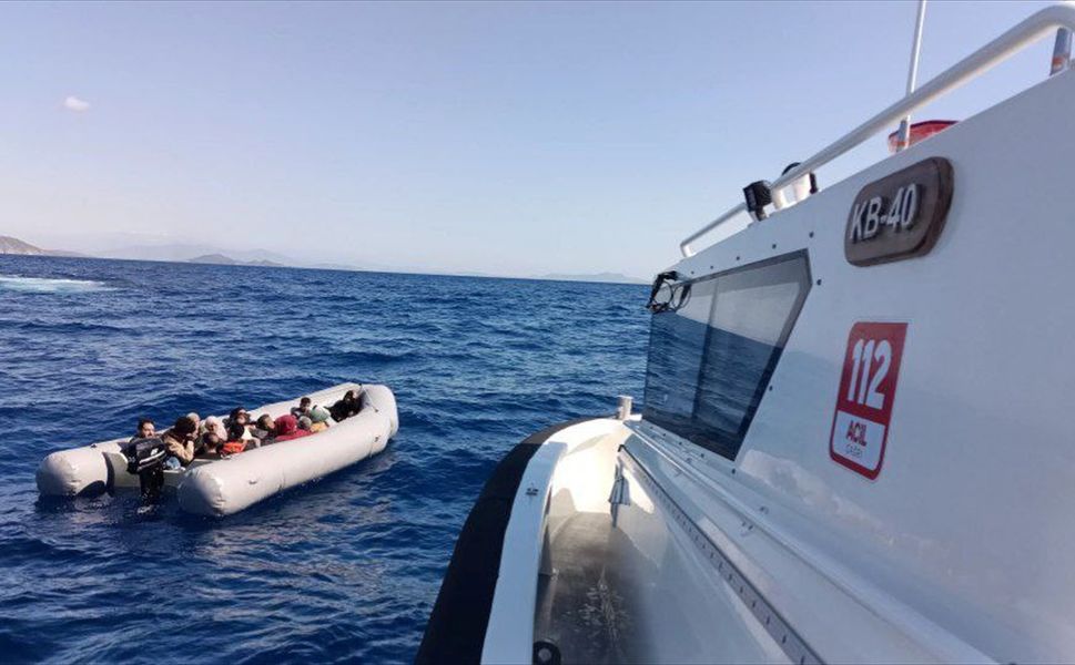 İzmir açıklarında 60 kaçak göçmen kurtarıldı