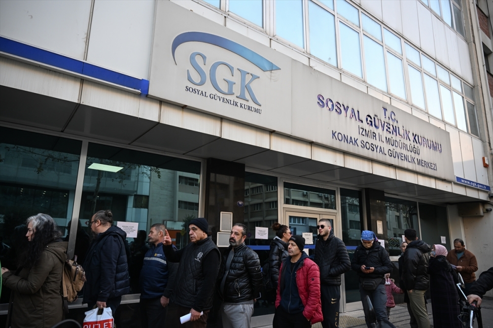 İzmir'de SGK hizmet birimleri önünde EYT hareketliliği sürüyor