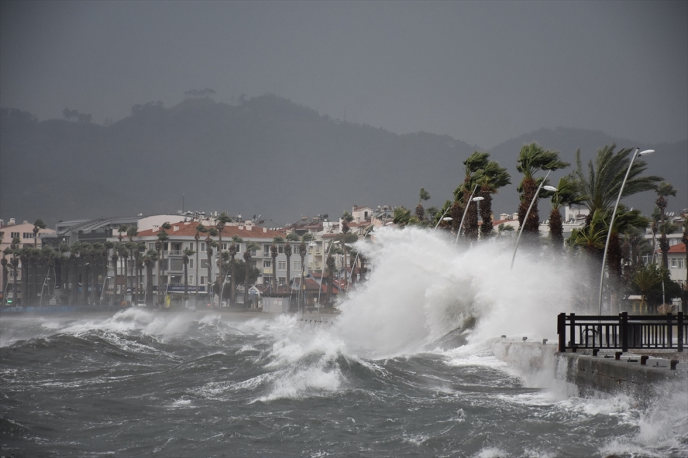 Muğla'da sağanak ve fırtına yaşamı olumsuz etkiliyor