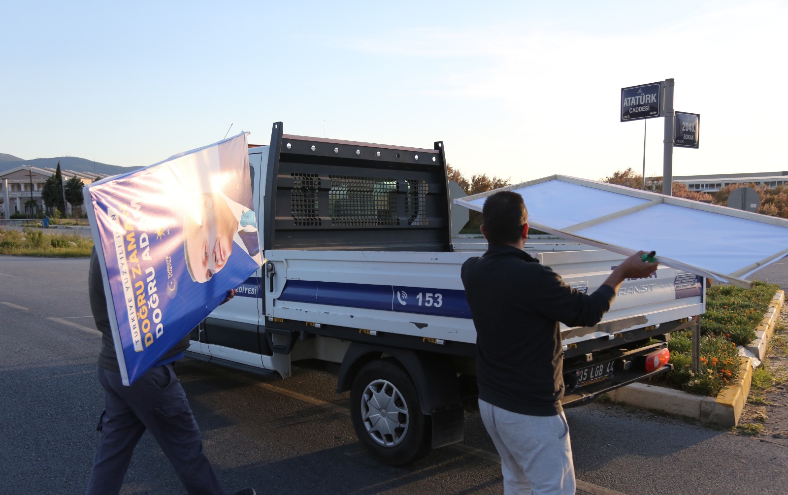 Selçuk'taki tartışmalı pankartlar kaldırıldı