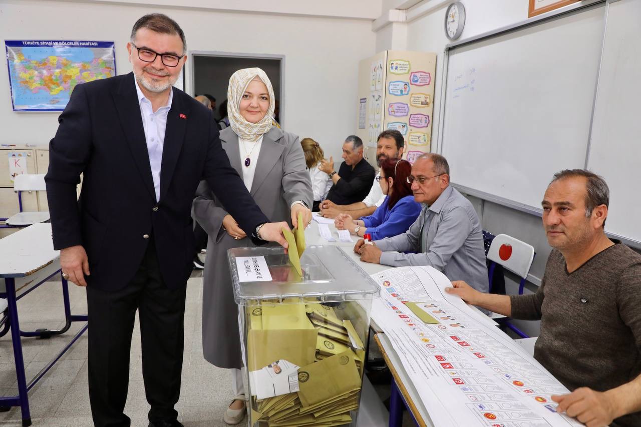 İzmir'in siyasetçileri sandık başında!