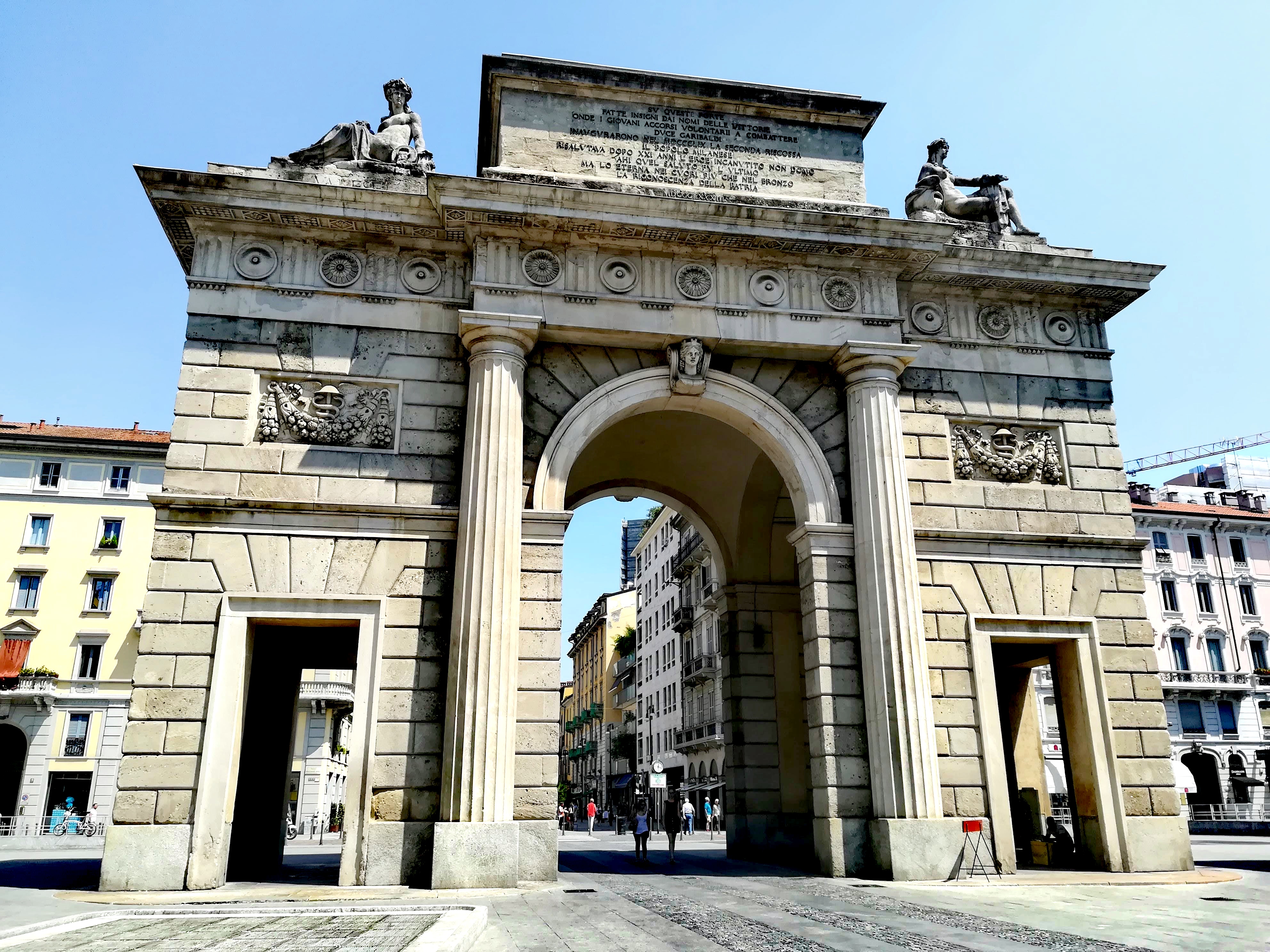 Porta_Garibaldi_Neoclassical_city_gate,_Milan,_Italy