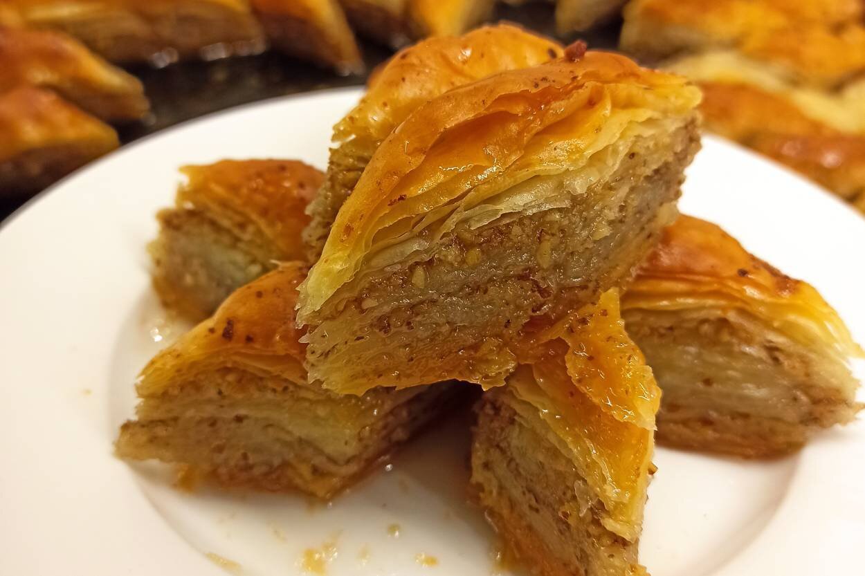BAKLAVA ŞERBETİ SICAK MI, SOĞUK MU DÖKÜLÜR?
