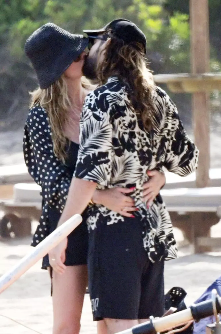 Heidi Klum ve Tom Kaulitz Aşk Tatilinde! Ünlü Model Üstsüz Güneşlendi%0A2