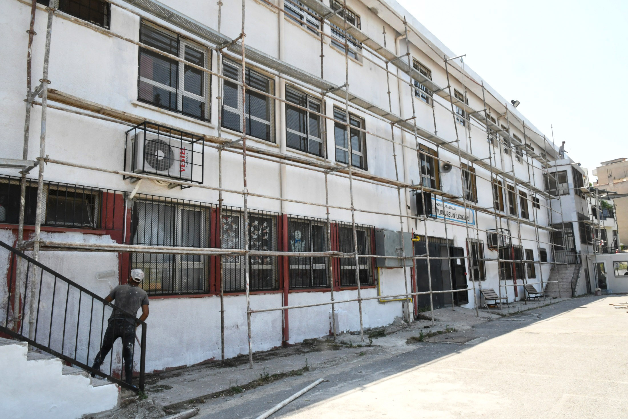 Karabağlar Belediyesi'nden okullara bakım onarım desteği3